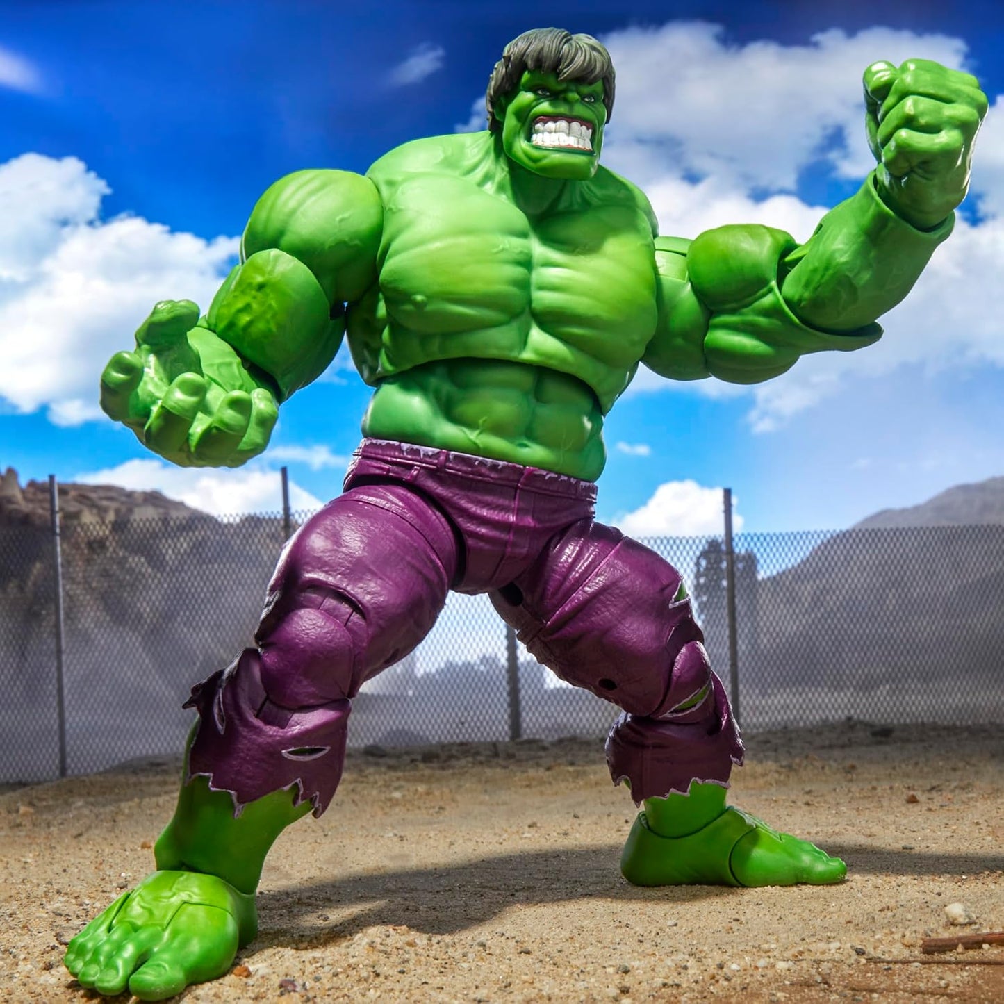Marvel Legends Maximum Series Hulk, Collectible 6-Inch Scale Action Figure with Incredible Articulation and Smashing Accessories