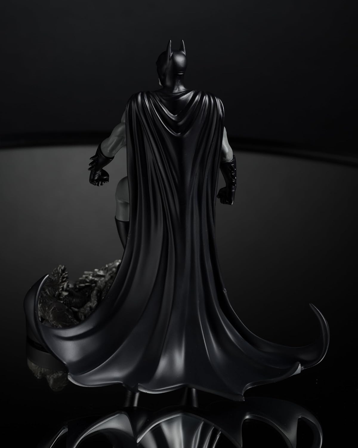 McFarlane Toys - DC Direct Batman by Bjorn Barends (Batman Black & White) 1:10 Scale Resin Statue