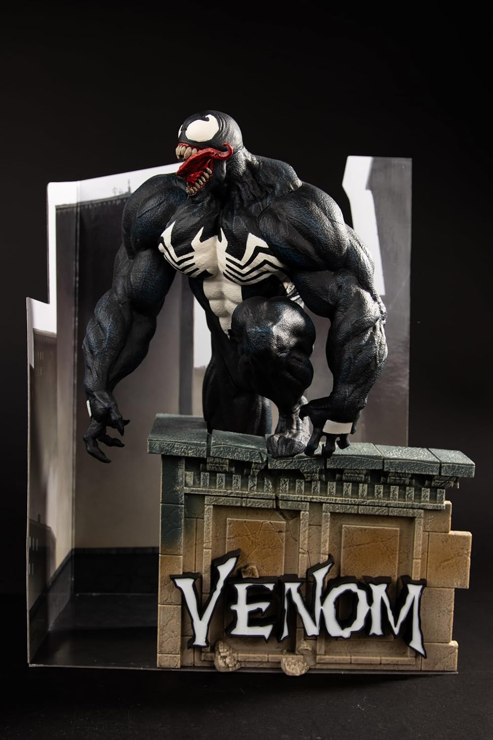 Marvel Venom 1:6th Scale Collectible with Scene & Comic