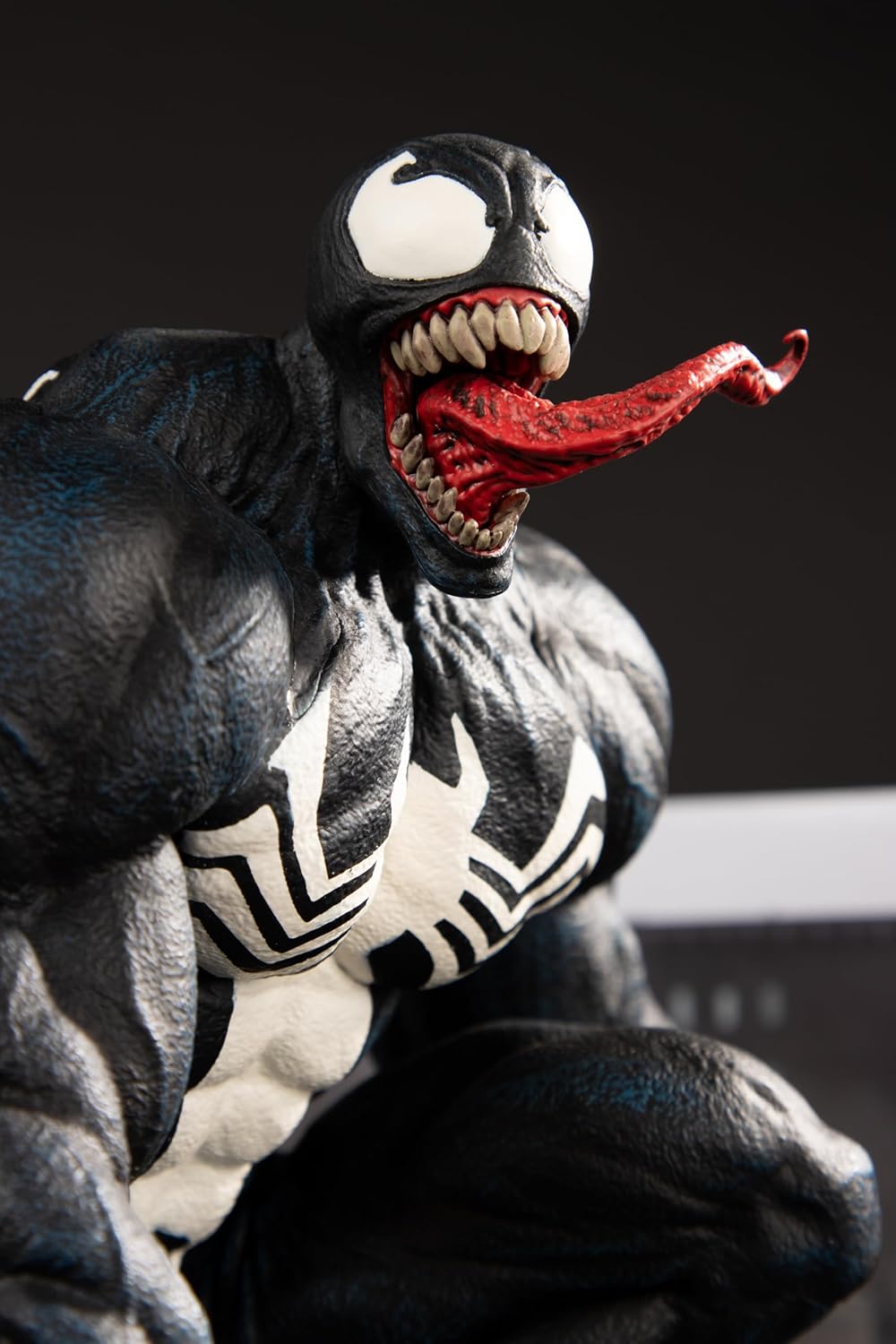 Marvel Venom 1:6th Scale Collectible with Scene & Comic