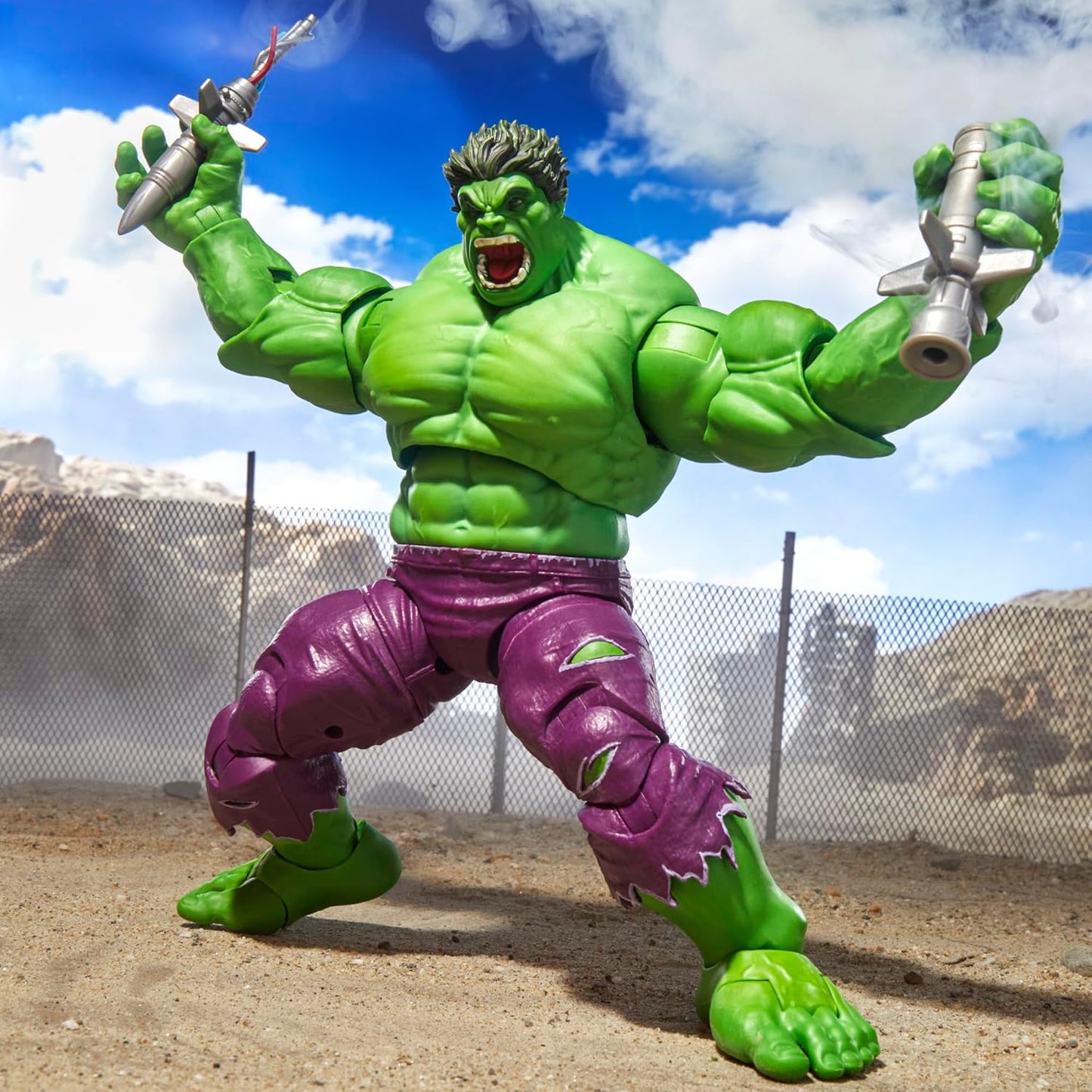 Marvel Legends Maximum Series Hulk, Collectible 6-Inch Scale Action Figure with Incredible Articulation and Smashing Accessories