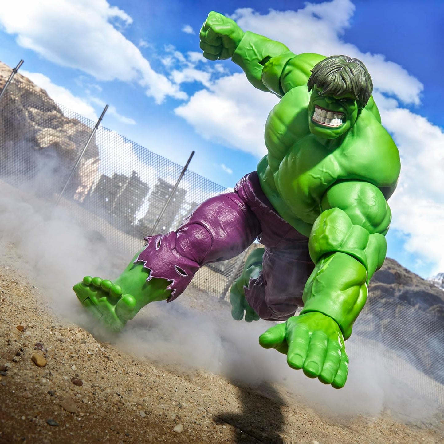 Marvel Legends Maximum Series Hulk, Collectible 6-Inch Scale Action Figure with Incredible Articulation and Smashing Accessories