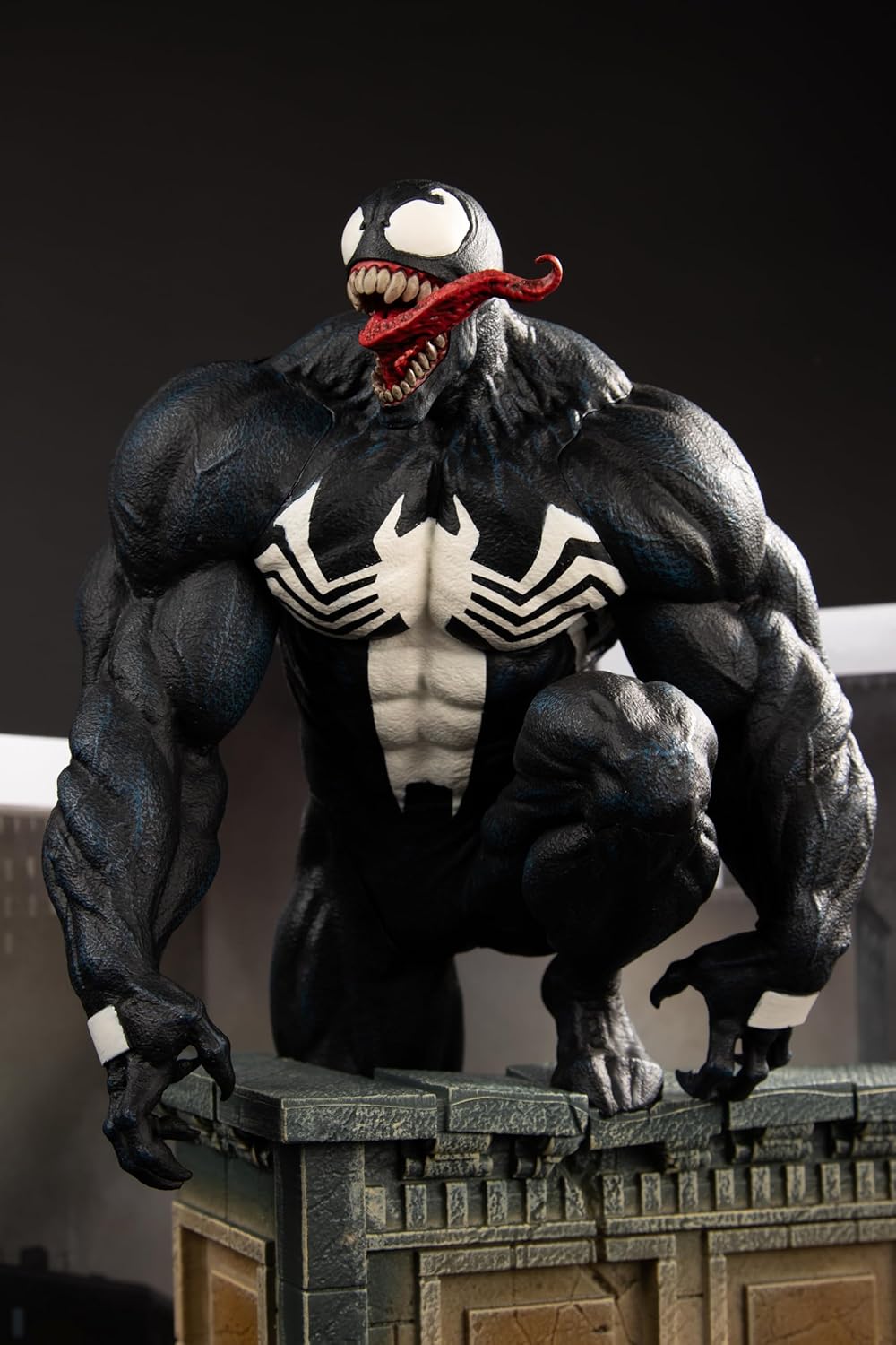 Marvel Venom 1:6th Scale Collectible with Scene & Comic