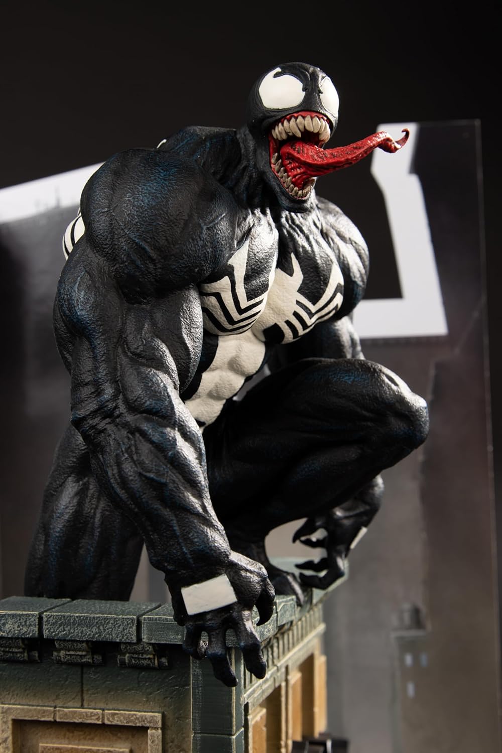 Marvel Venom 1:6th Scale Collectible with Scene & Comic