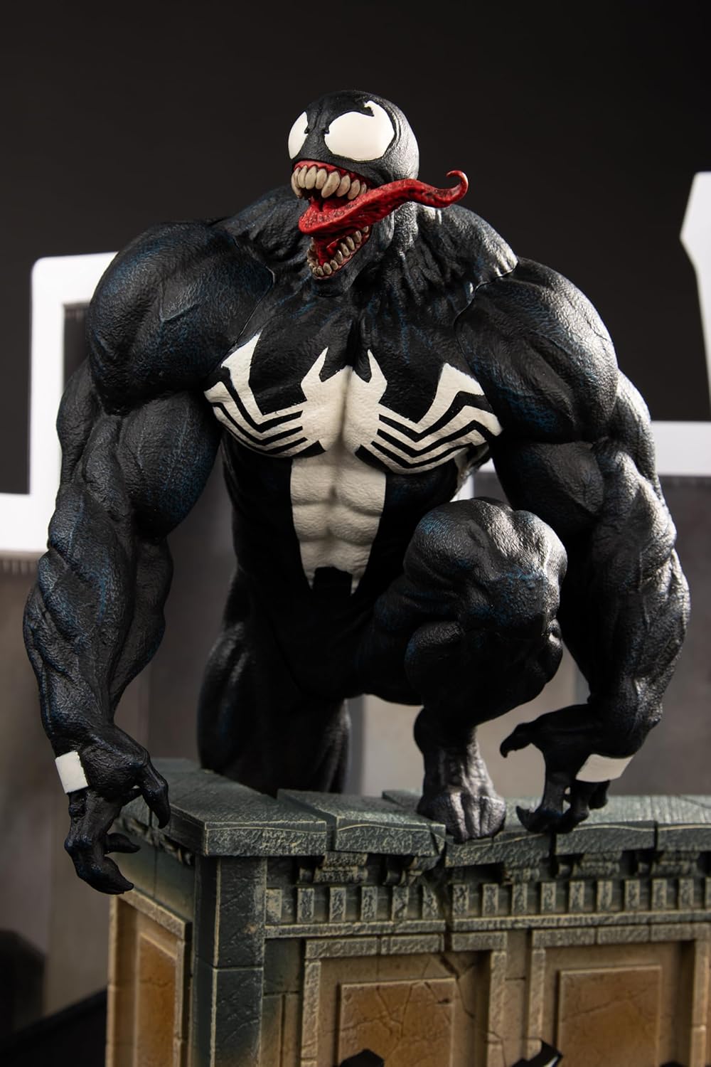 Marvel Venom 1:6th Scale Collectible with Scene & Comic