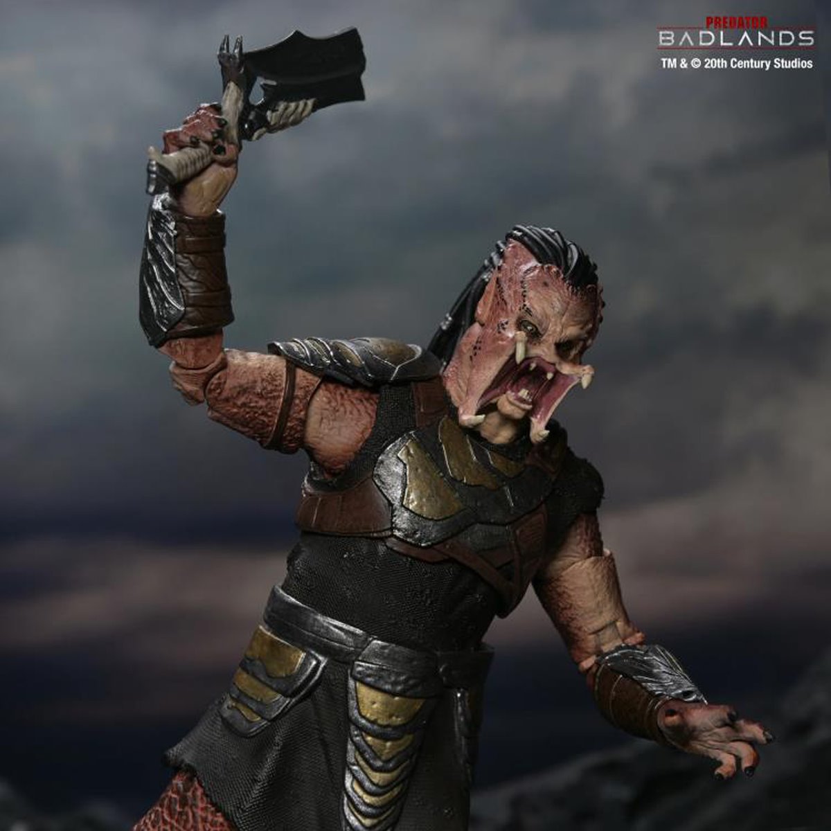 Predator: Badlands Ultimate Dek Training Armor 7-Inch Scale Action Figure